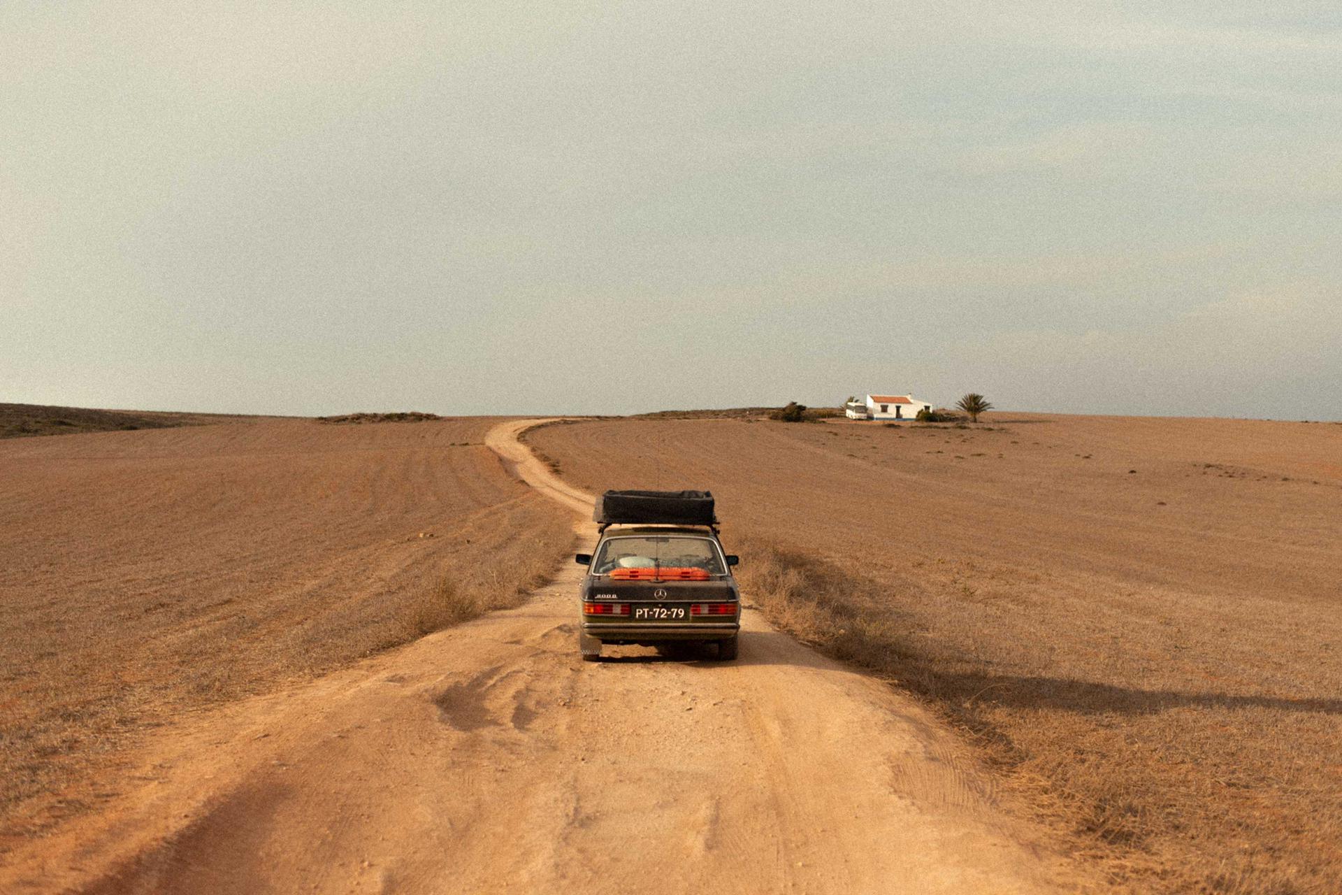 Mercedes W123 em estrada de terra