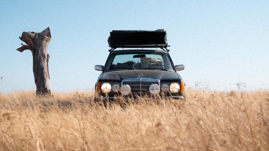 Mercedes W123 Overland de frente, num terreno