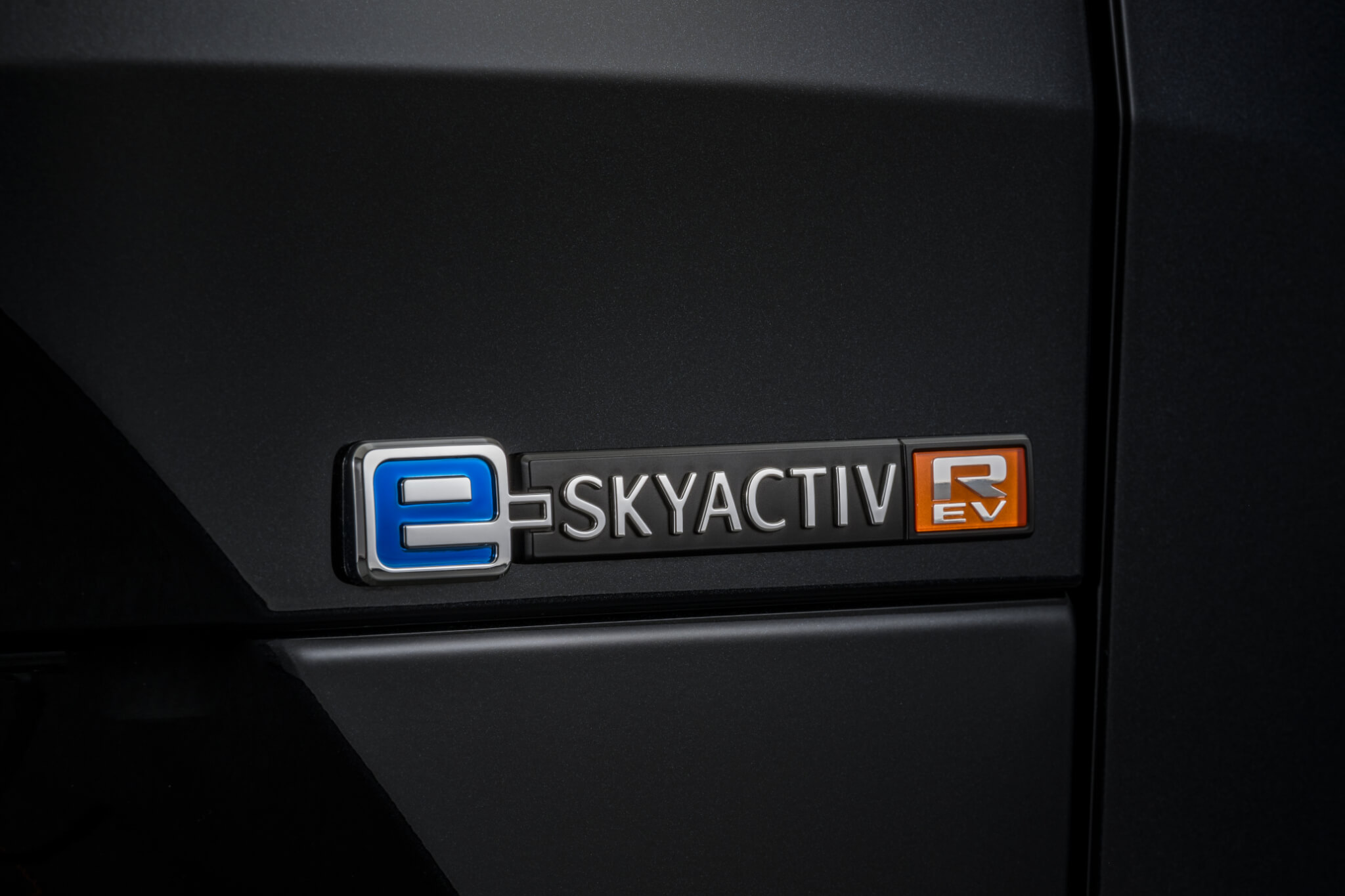 emblema e-skyactiv r-ev