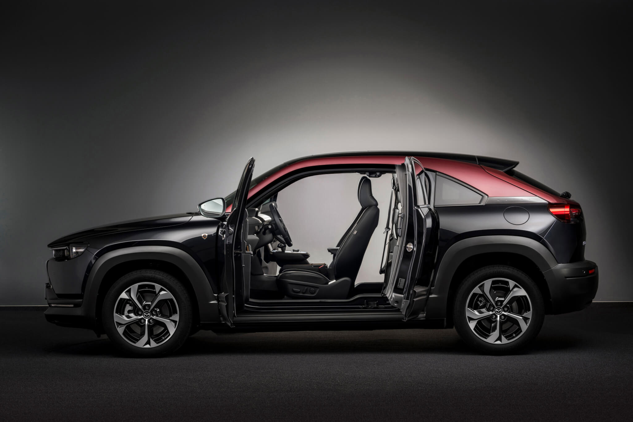 Mazda MX-30 e-Skyactiv R-EV Edition R, perfil de portas abertas