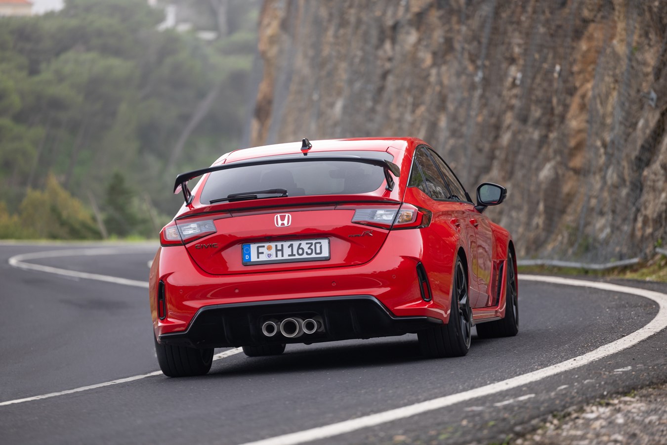 Honda Civic Type R na estrada, traseira