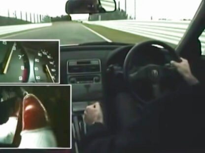 Vista do interior do Honda NSX-R com Ayrton Senna ao volante, e dois ecrãs adicionais a mostrar o painel de instrumentos e o jogo de pés do piloto.