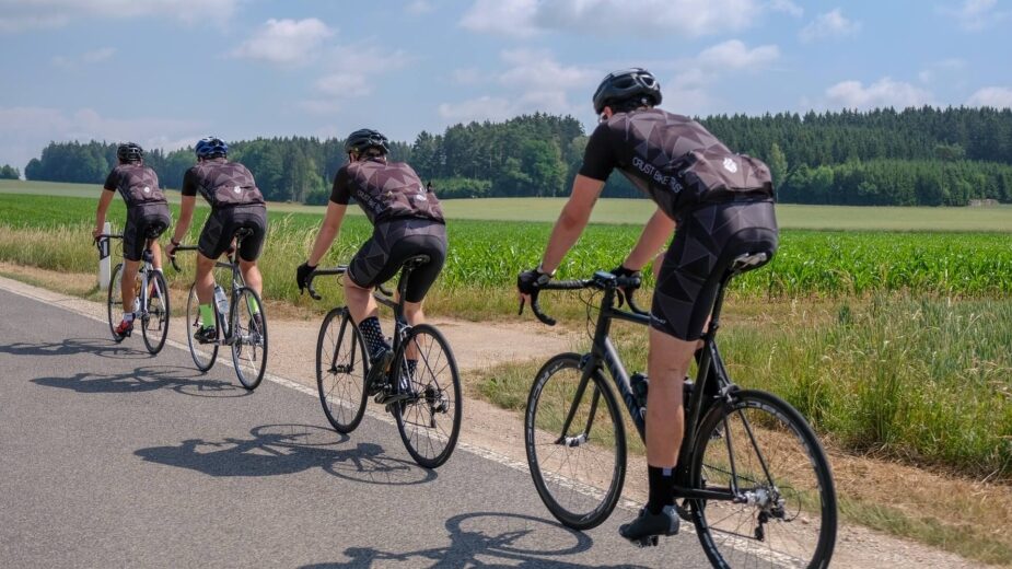 Ciclistas em fila na estrada