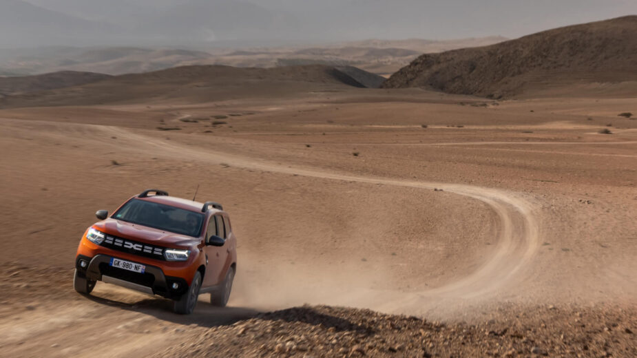 Dacia duster no deserto, frente