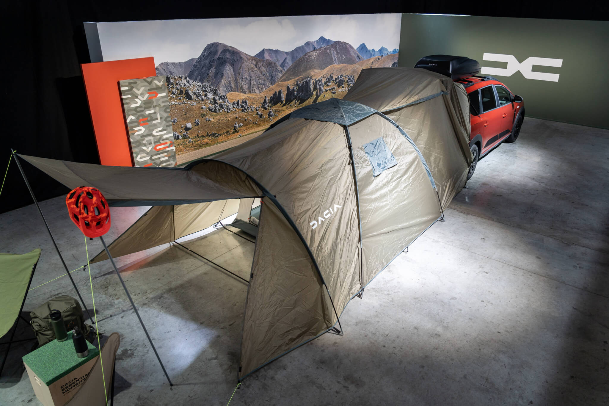 Dacia Jogger acoplado a uma tenda