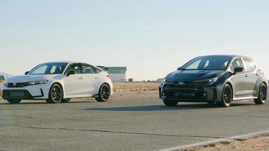 Honda Civic Type R vs Toyota GR Corolla alinhados na pista