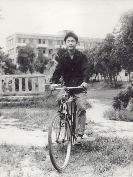 Li Shufu adolescente a andar bicicleta