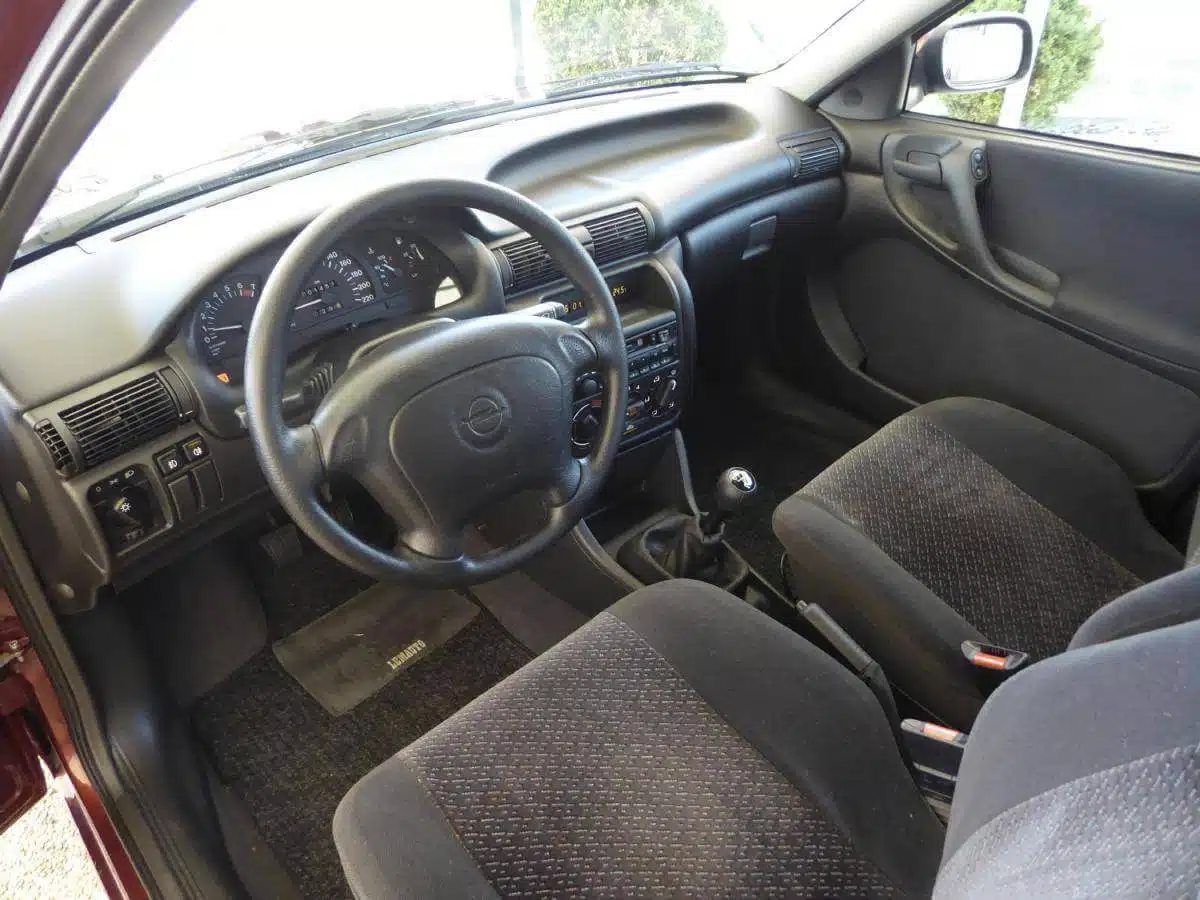 Opel Astra F interior