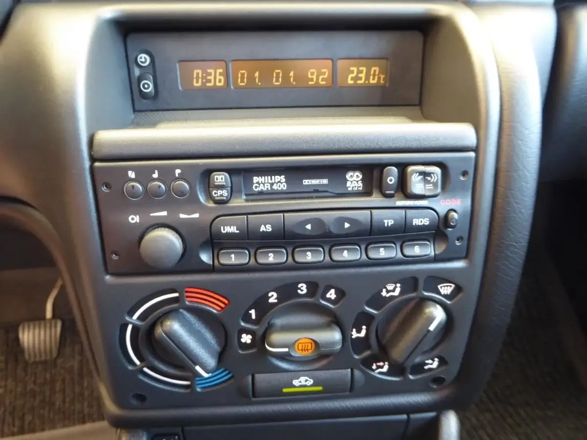 Opel Astra F pormenor rádio