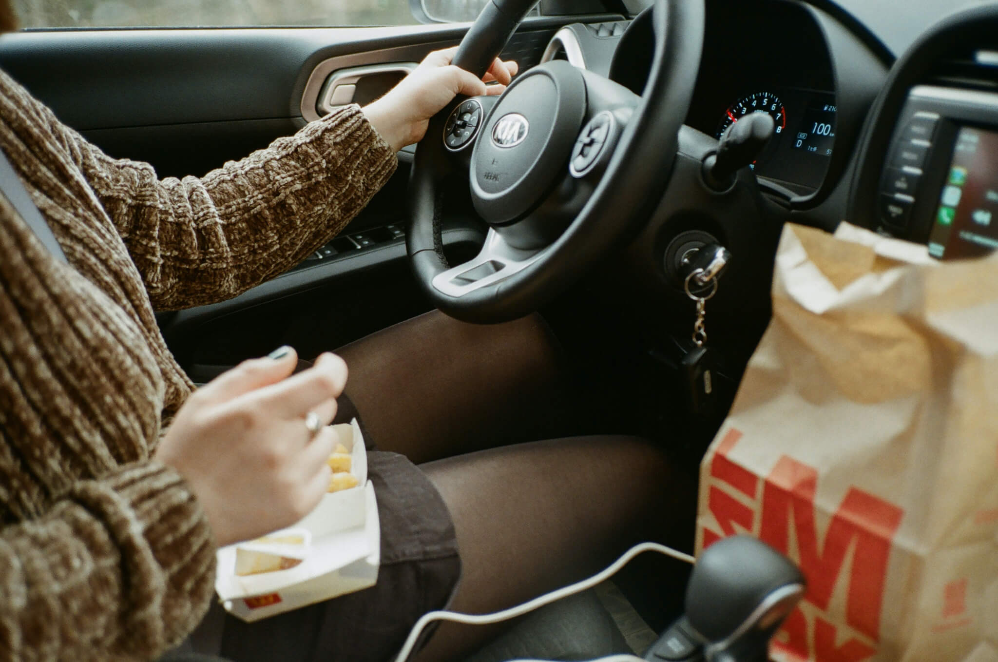 Pessoa a comer enquanto conduz