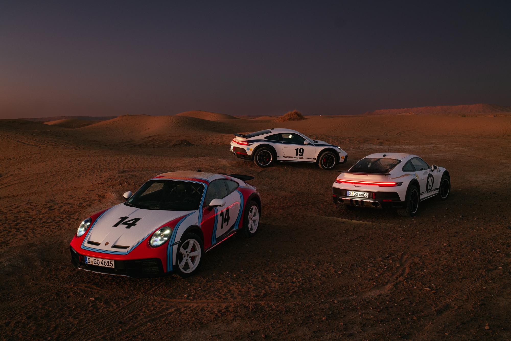 Porsche 911 Dakar com as decorações históricas