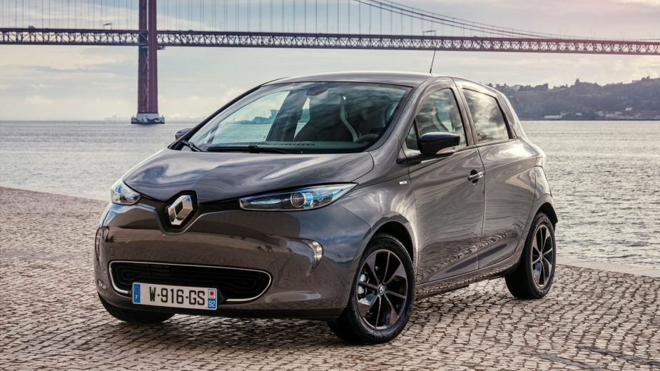 renault zoe com ponte 25 de abril de fundo