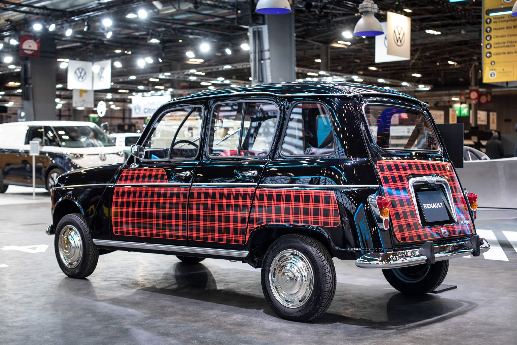 Renault 4L Retrofit no Retromobile 2023, traseira 3/4