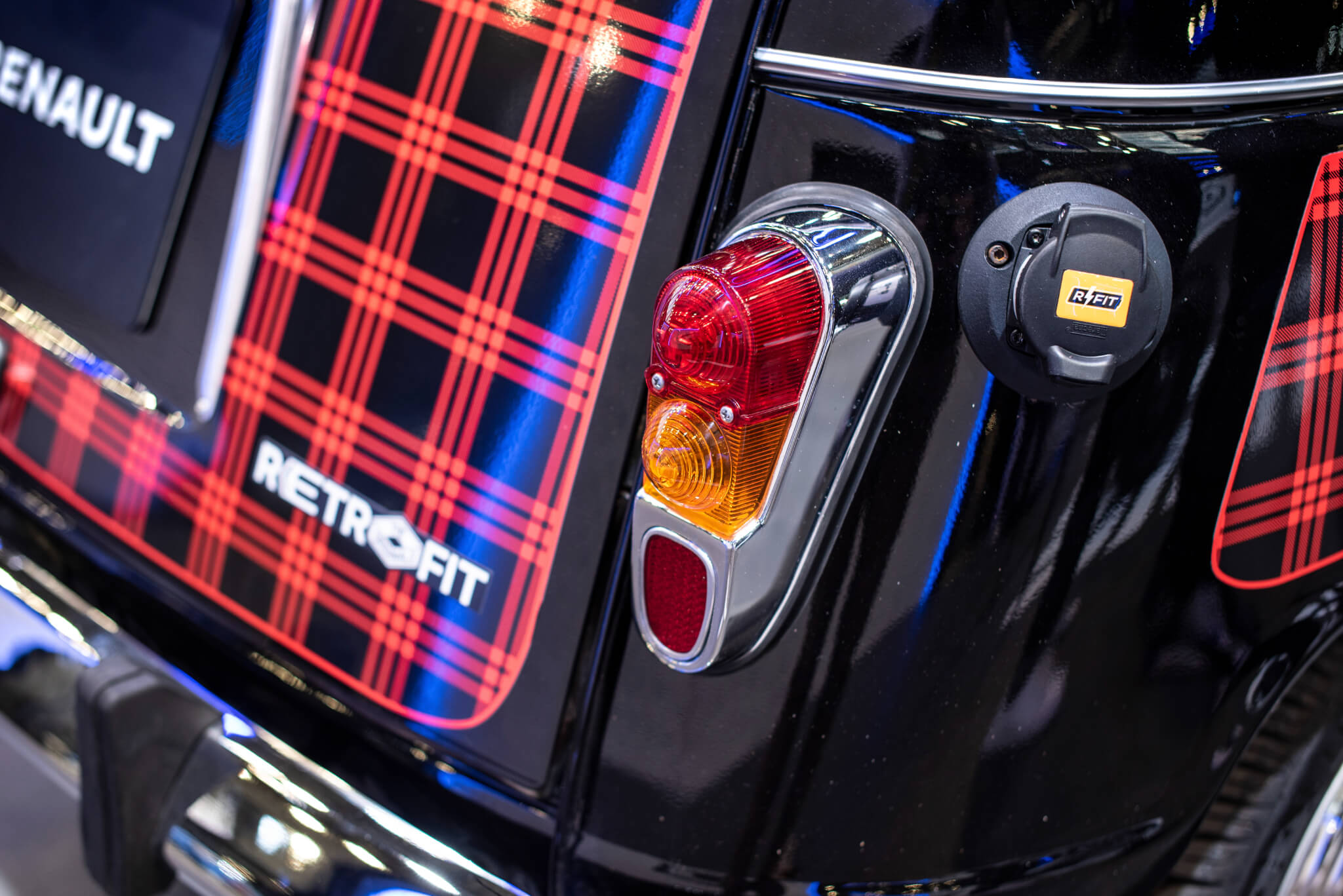 Emblema retrofit na traseira da Renault 4L no Retromobile 2023