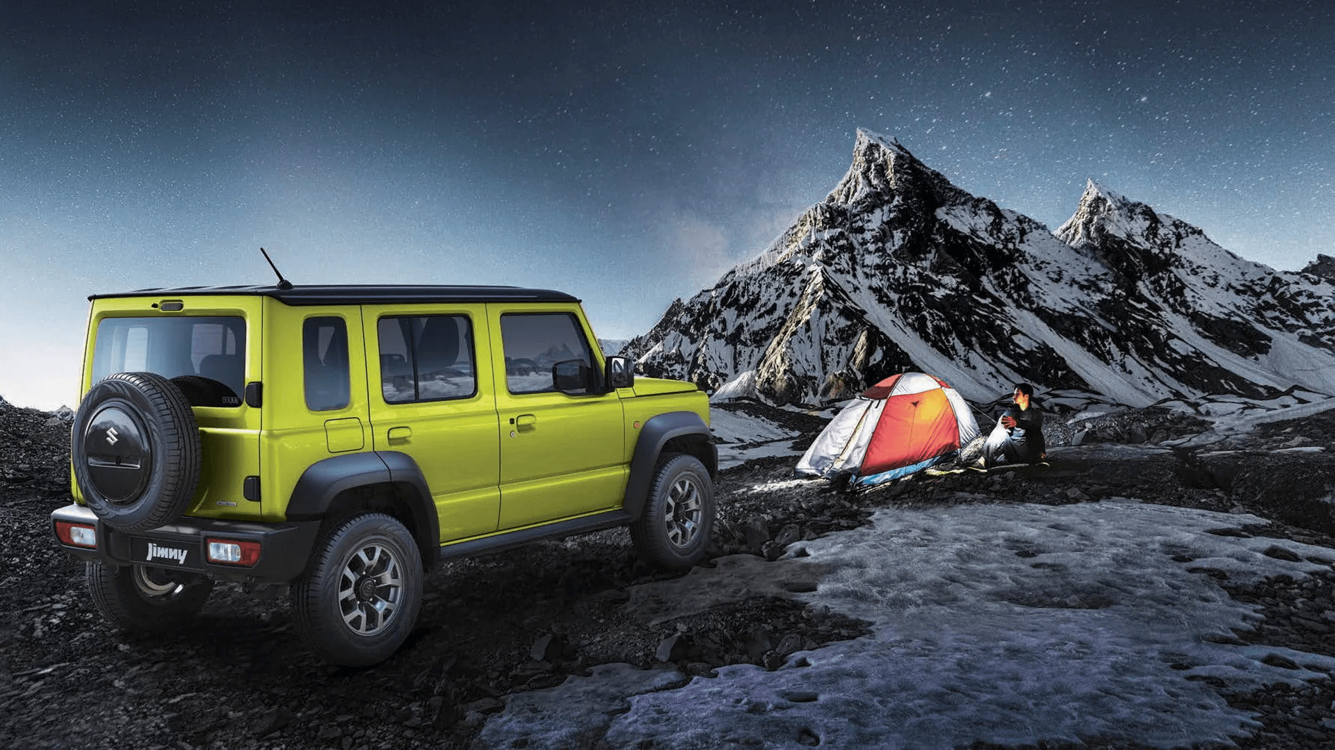 suzuki jimny cinco portas ao ar livre, tenda montada ao fundo