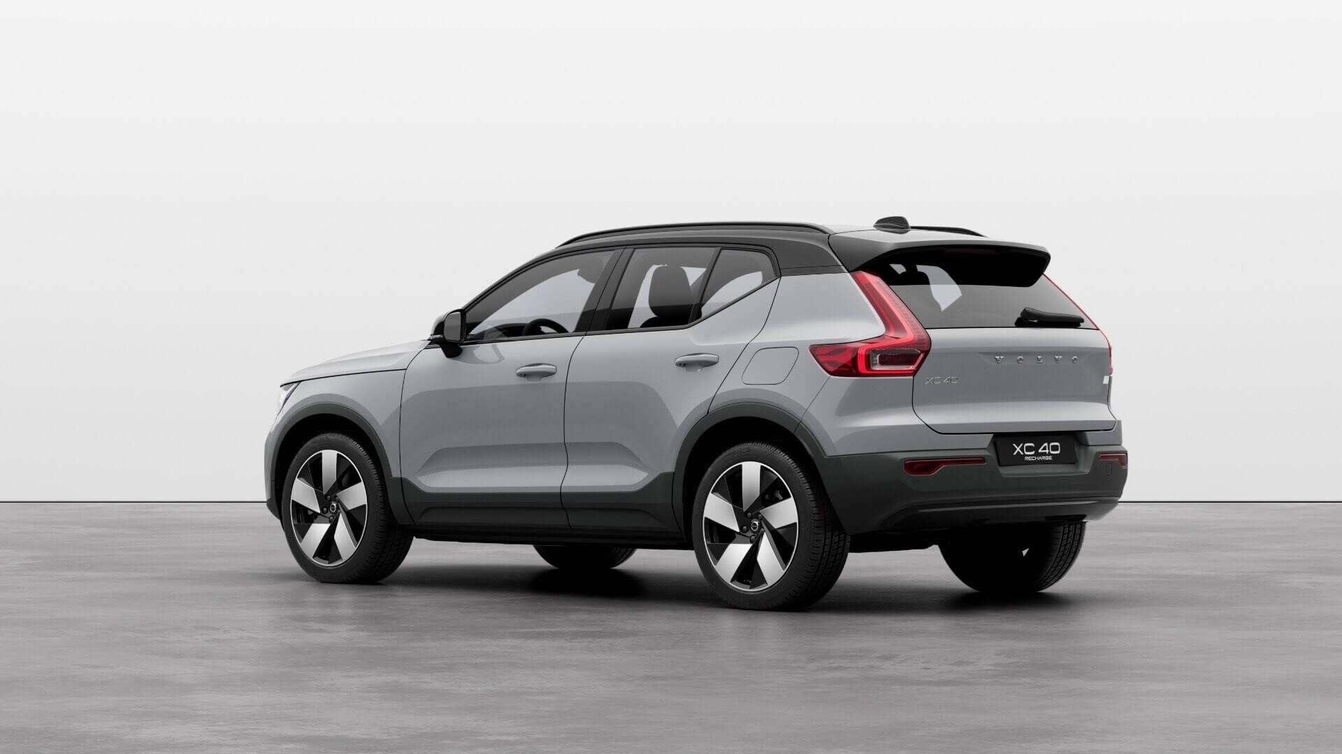 Volvo XC40 Recharge vista traseira 3/4