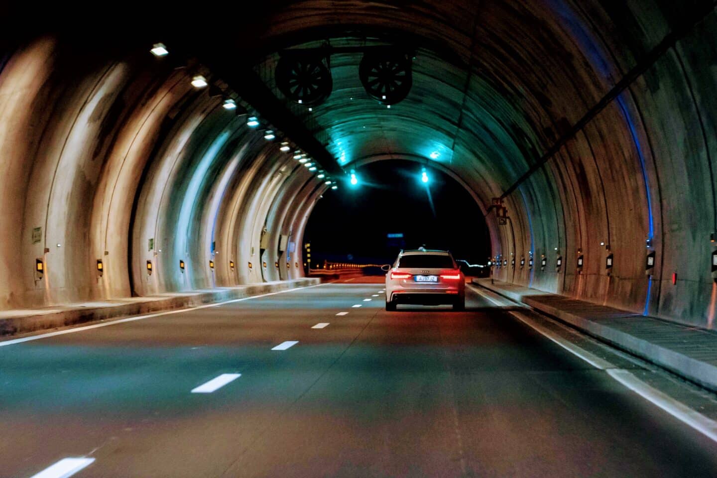 Audi A6 Avant em túnel