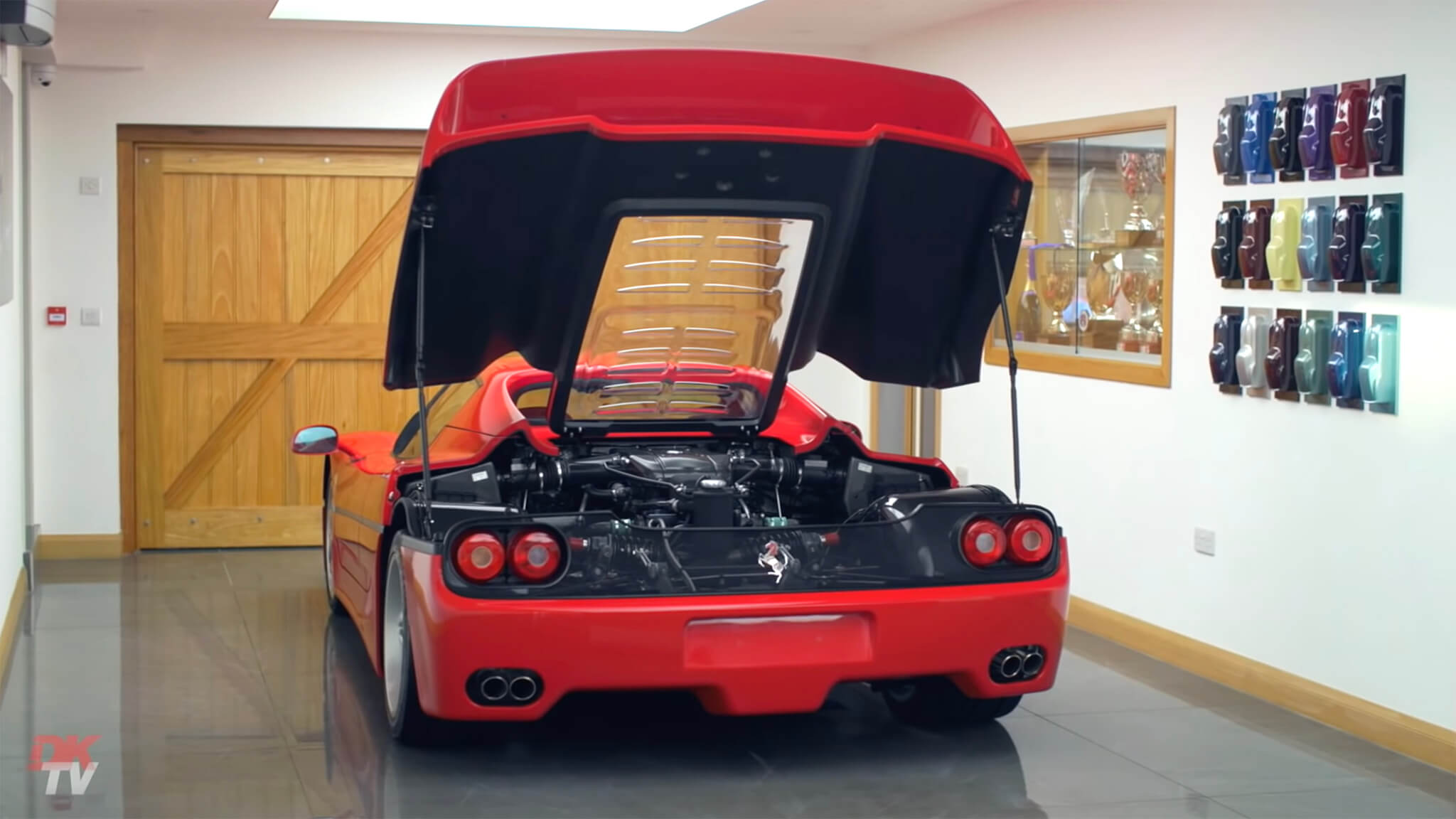 Ferrari F50 de traseira com cobertura aberta.