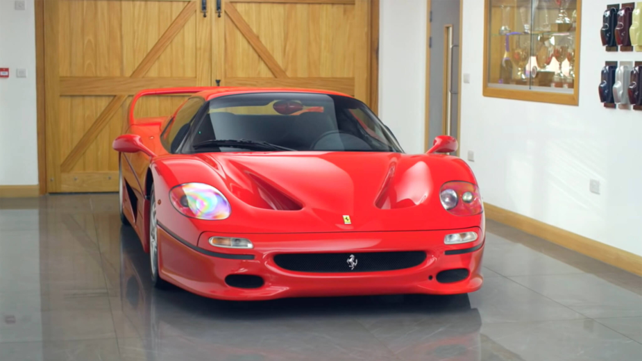 O Ferrari F50 está cheio de «segredos»: nem falta uma lanterna como nos Skoda