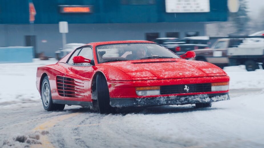 Ferrari Testarossa de lado em estrada gelada