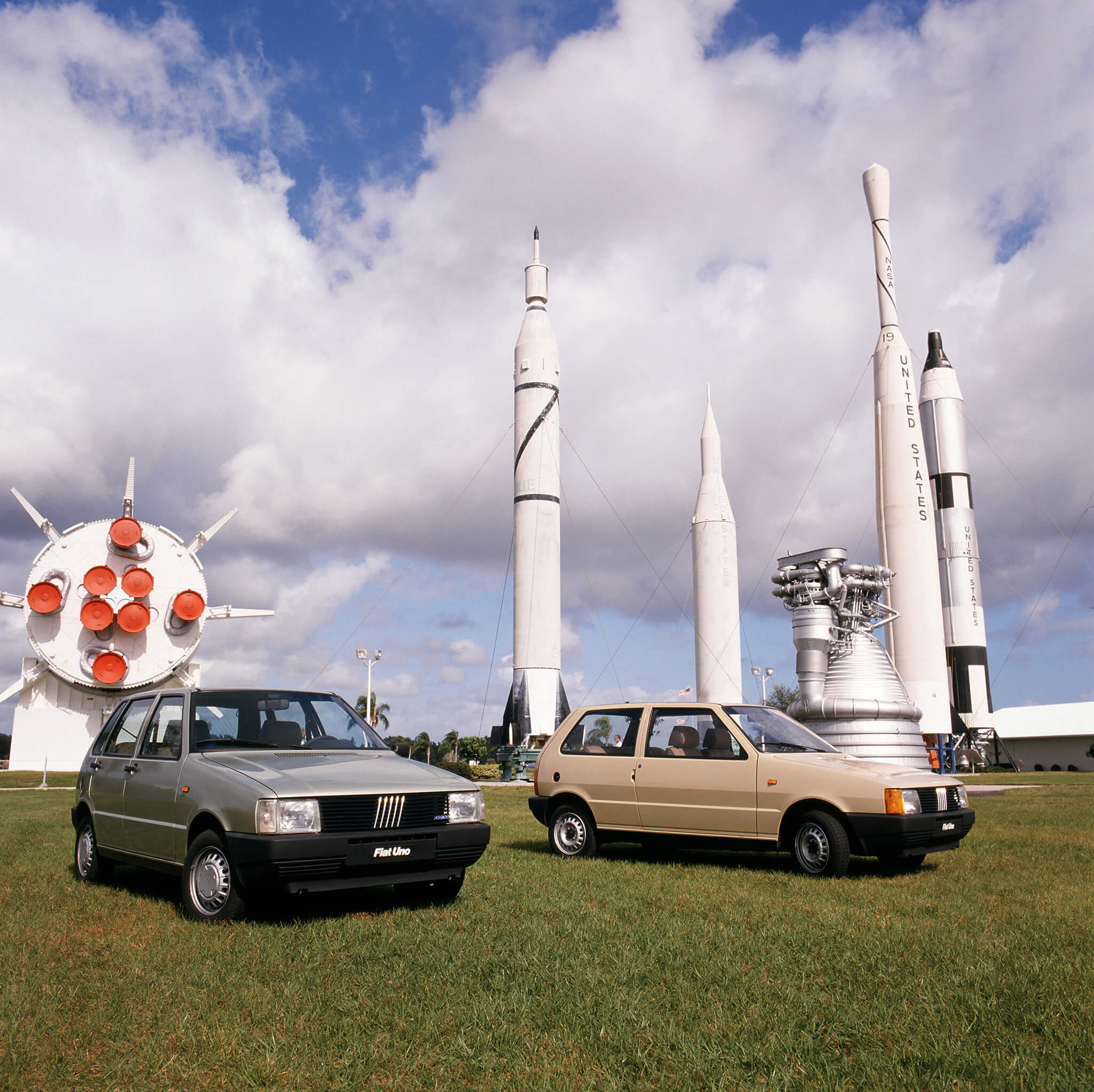 Par de Fiat Uno com foguetões ao fundo no Kennedy Space Center