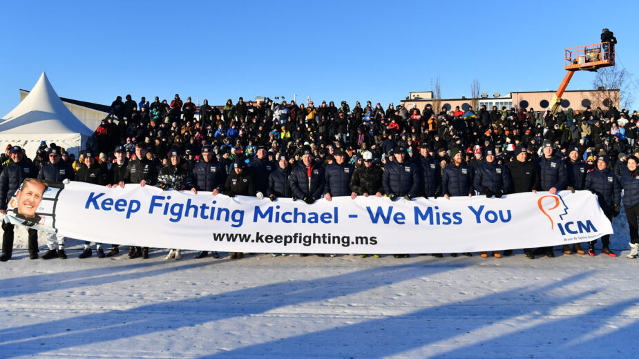 Pilotos exibem faixa "Keep Fighting Michael — We miss you"