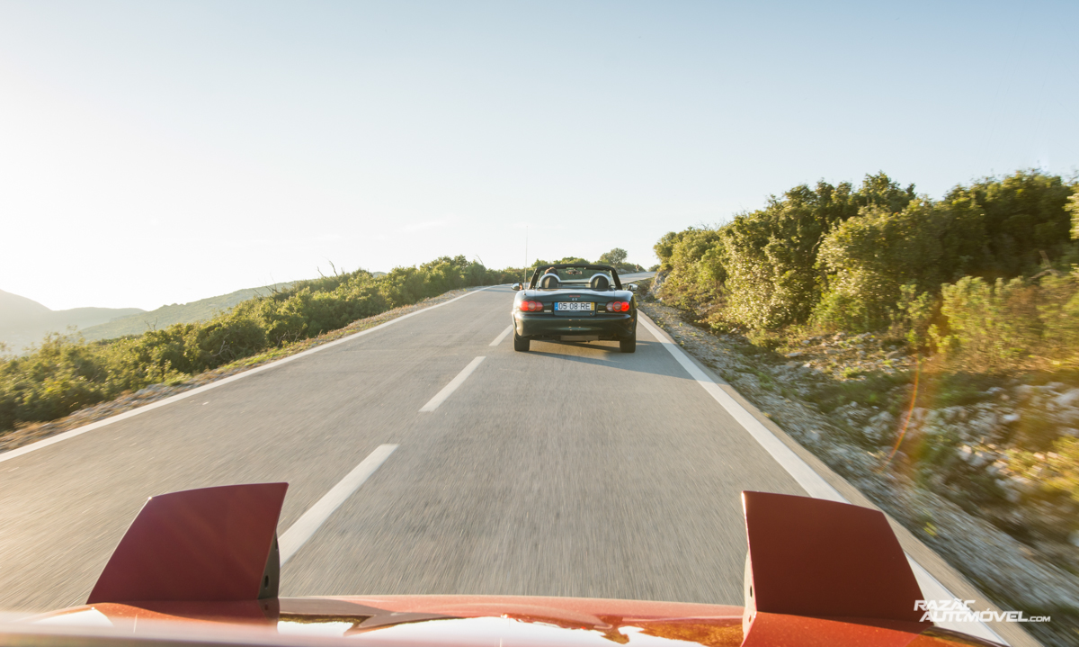 Mazda MX-5 NB visto de um MX-5 NA com faróis escamoteáveis abertos