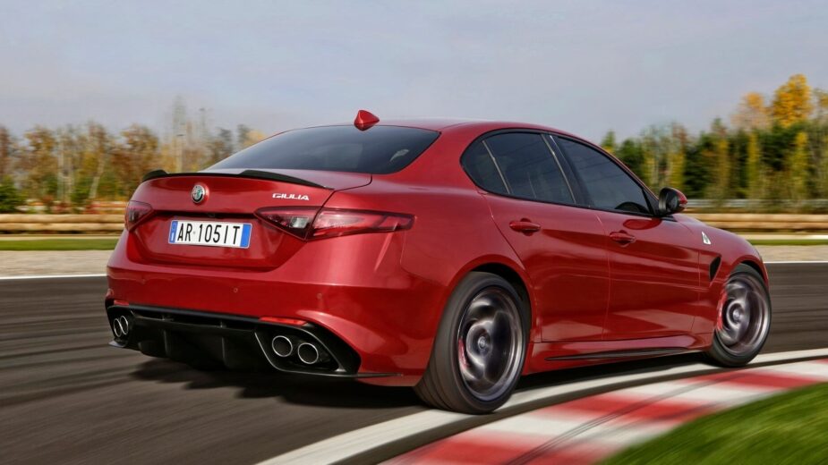 Alfa Roemo Giulia Quadrifoglio em circuito, traseira 3/4