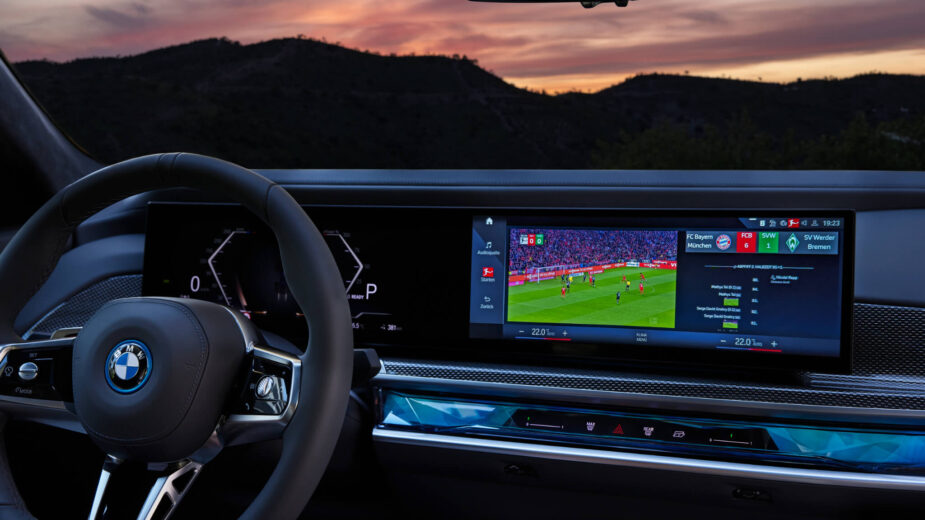 ecrã central do infoentretenimento do BMW Série 7 a transmitir jogo de futebol