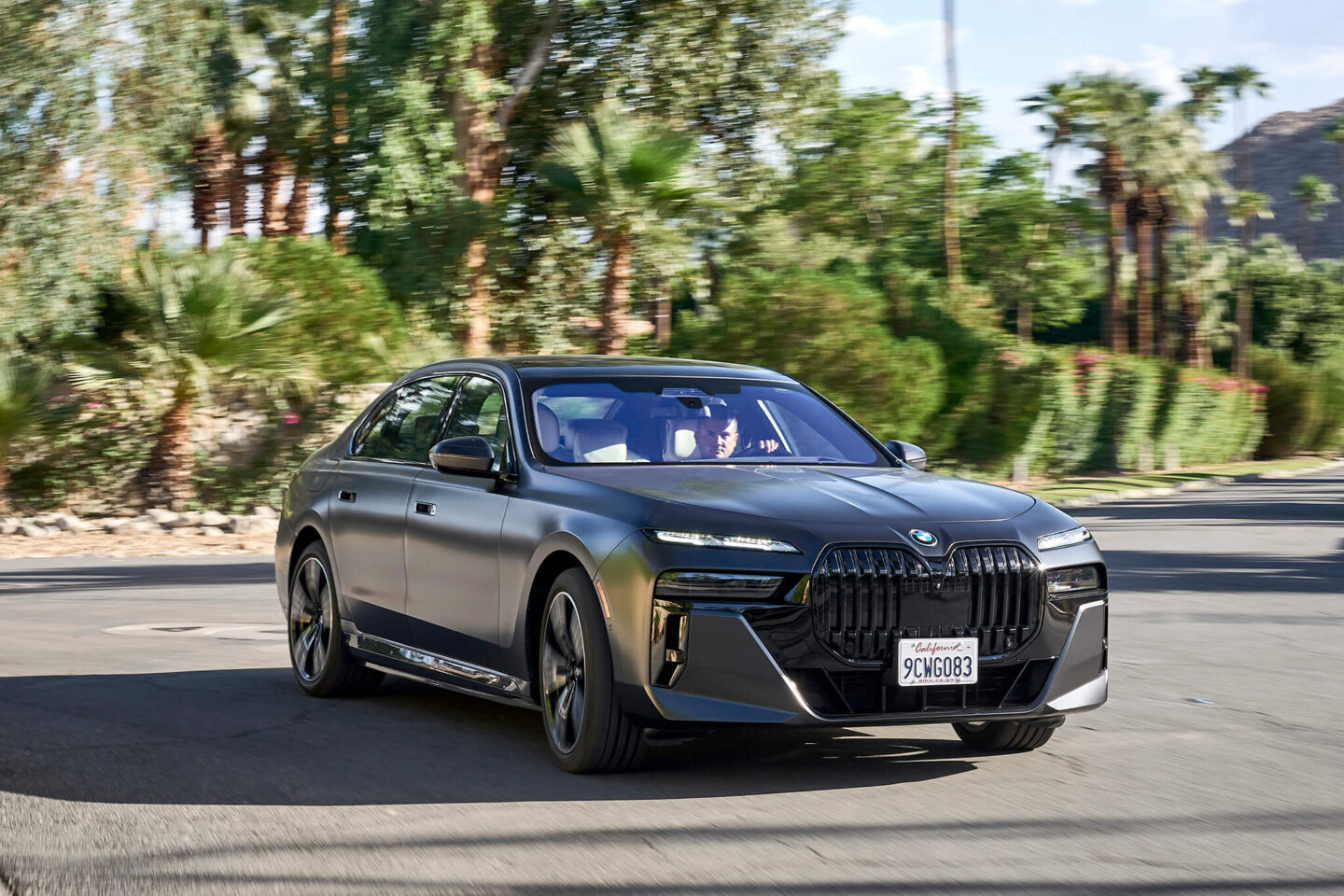 BMW i7 na estrada, frente 3/4