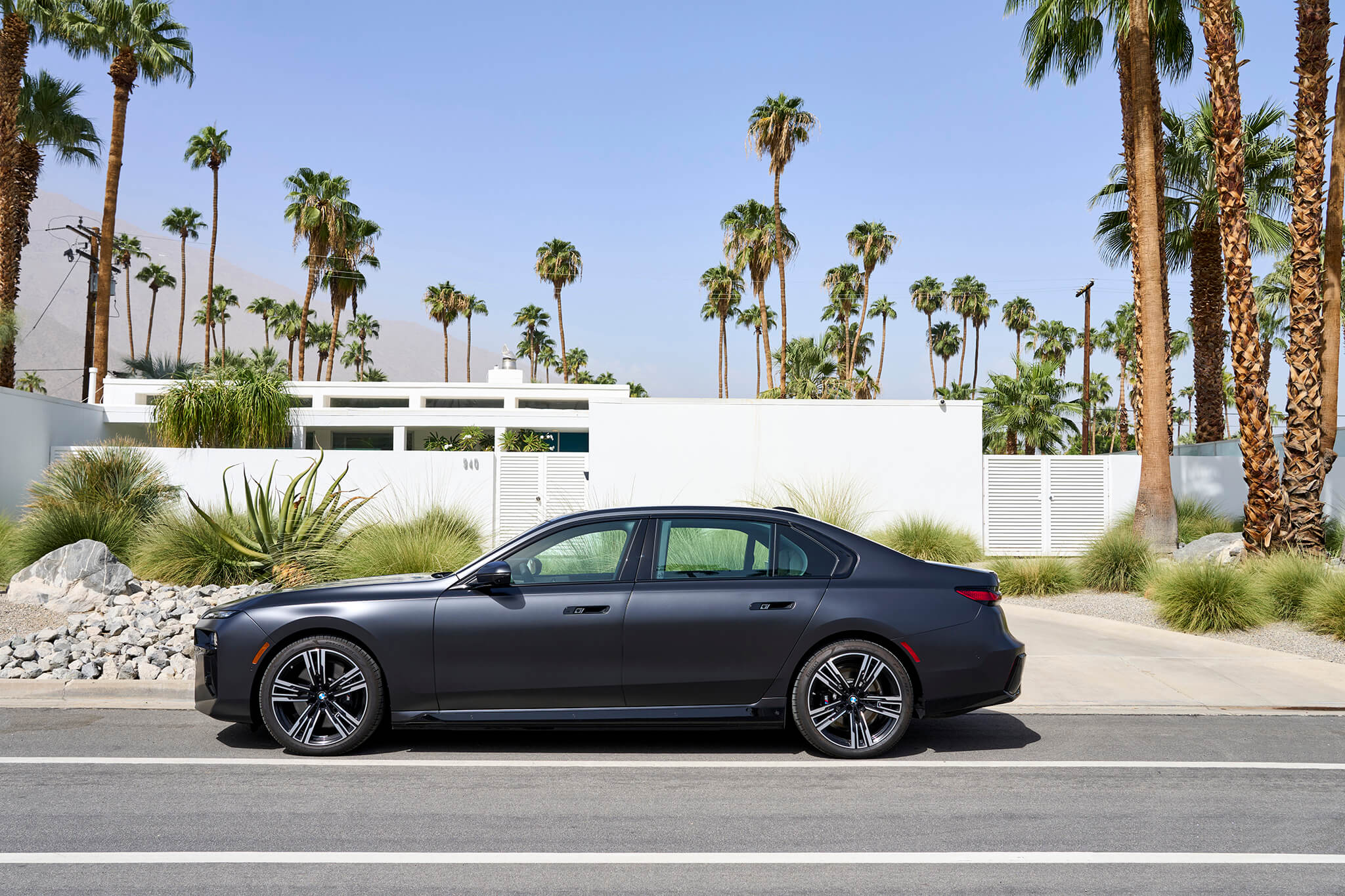 BMW i7 vista de perfil