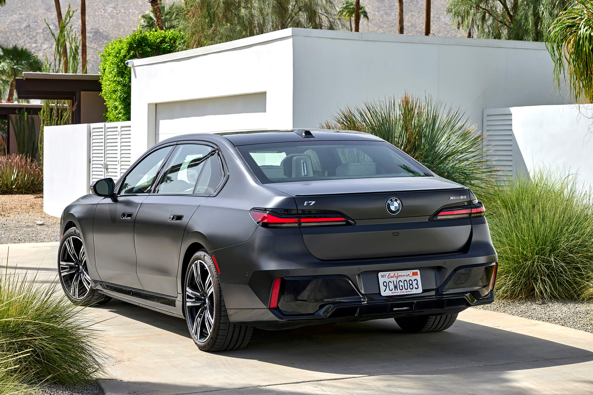 BMW i7 vista traseira 3/4