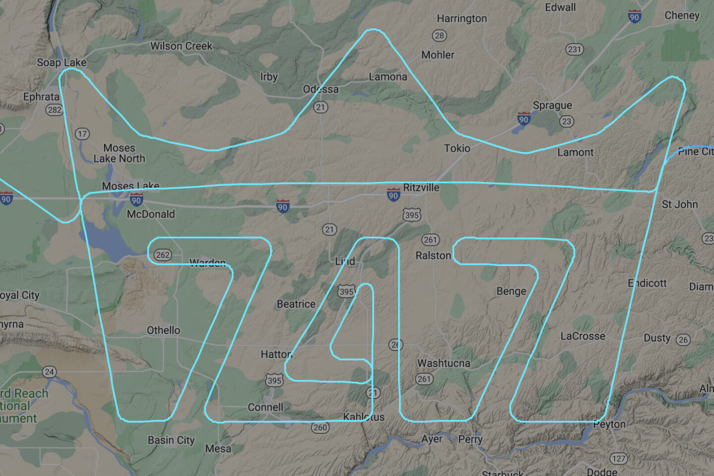 Trajeto de voo que mostra o número 747 desenhado com coroa por cima