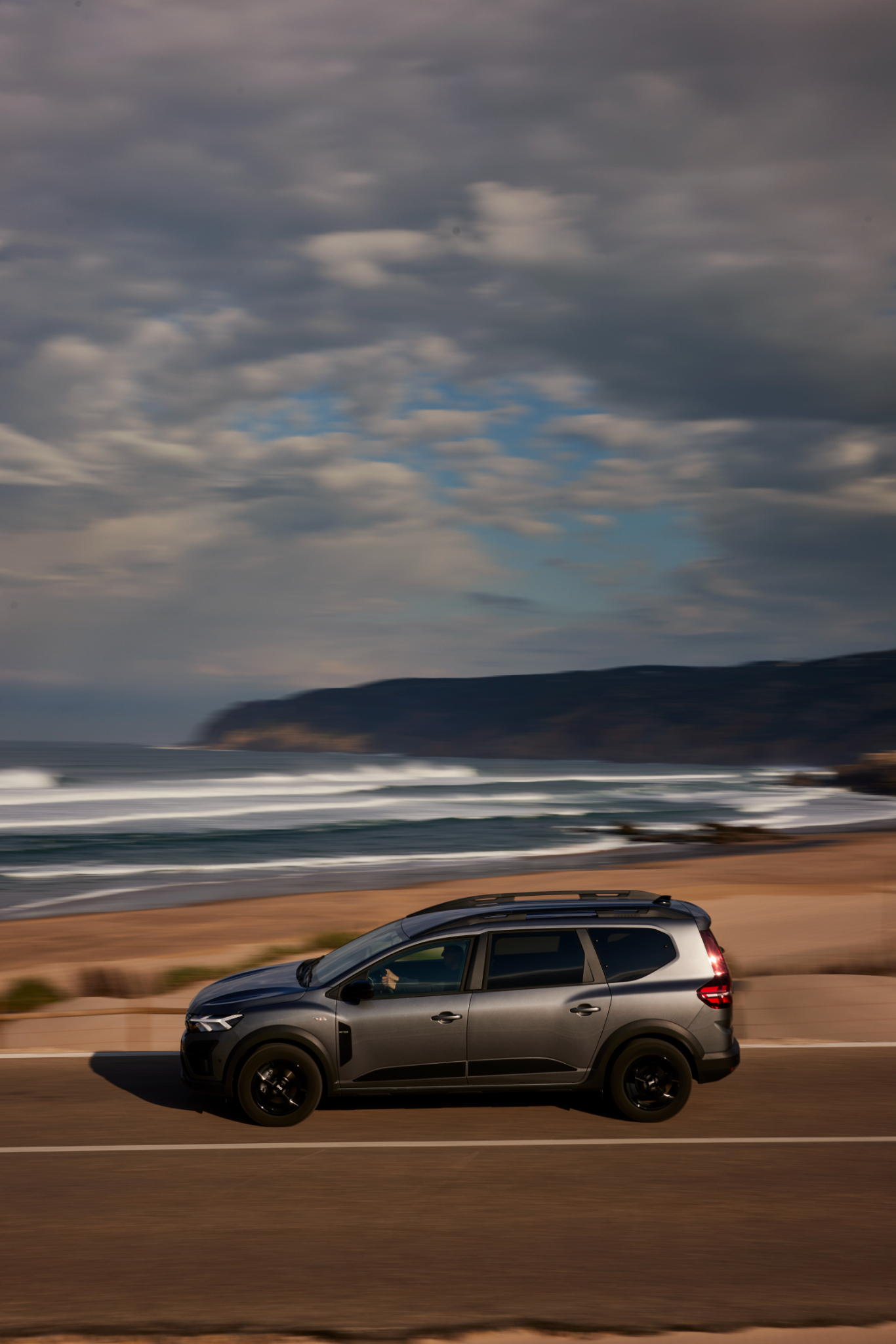 Dacia Jogger Hybrid 140 em movimento vista lateral