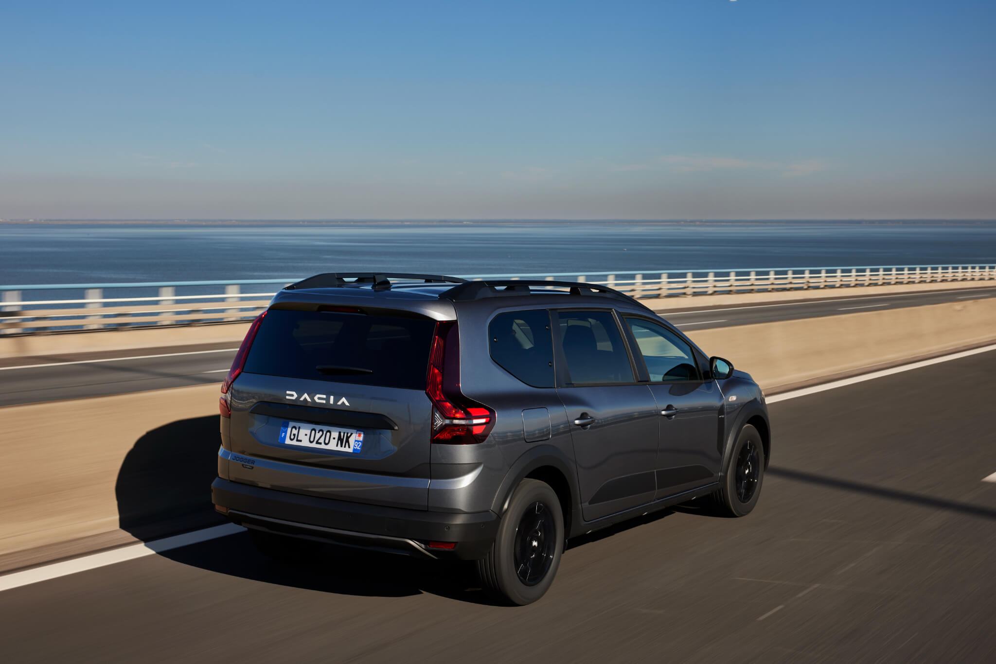 Dacia Jogger Hybrid 140 em movimento vista traseira 3/4