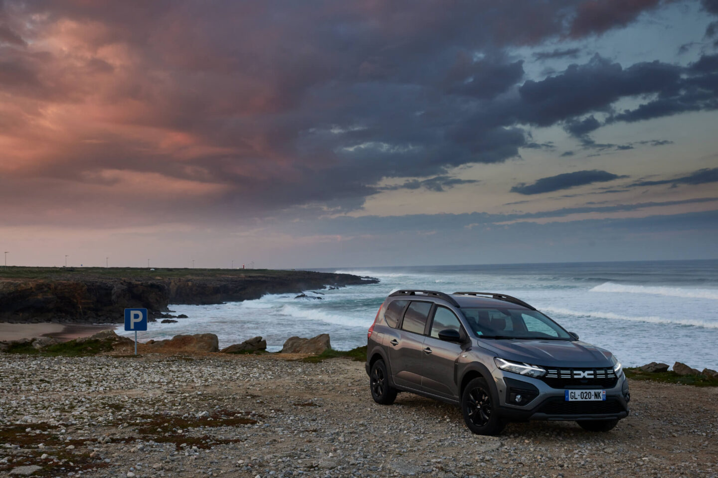 Dacia Jogger Hybrid 140 estacionado junto ao mar