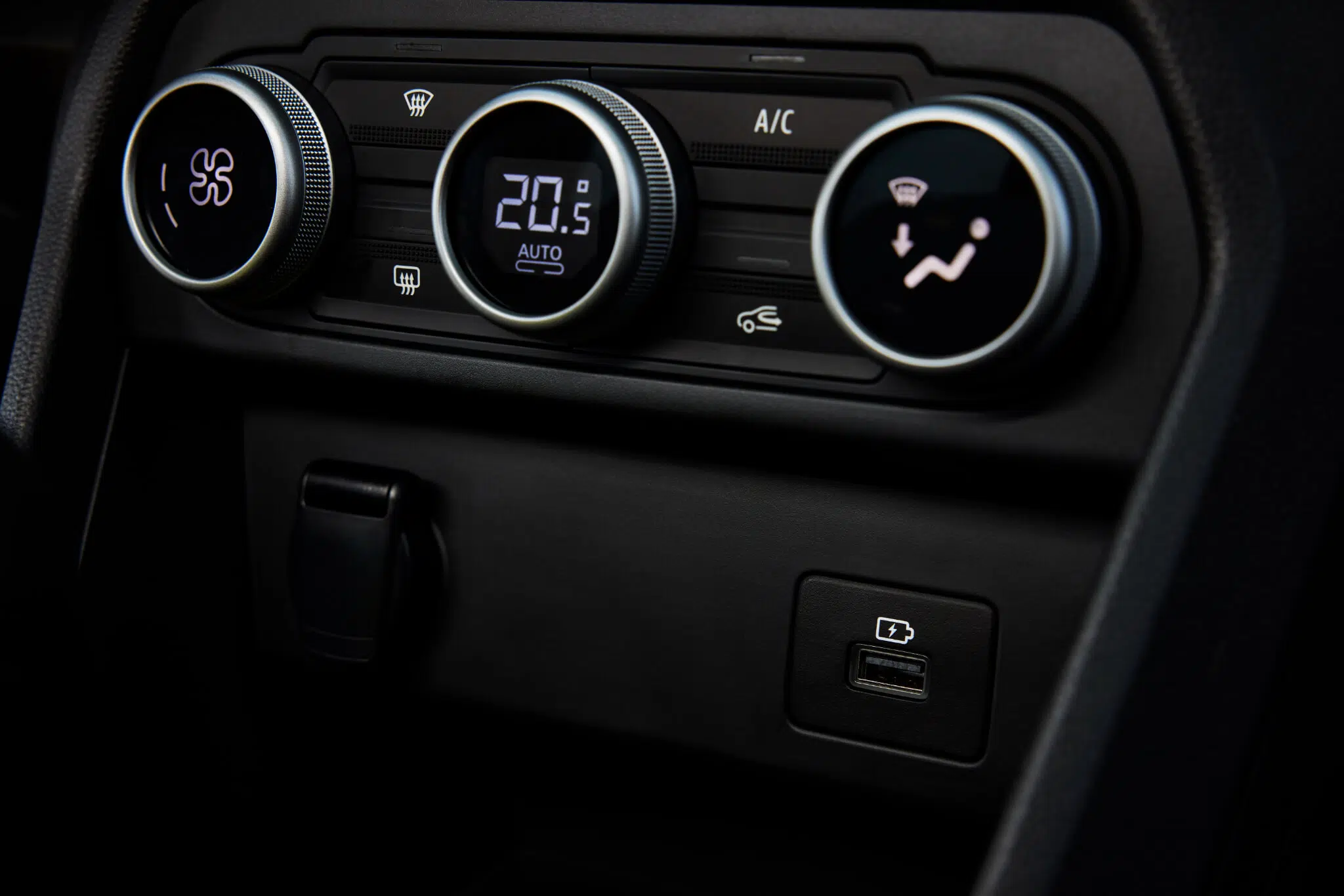 Dacia Jogger Hybrid 140 comandos climatização