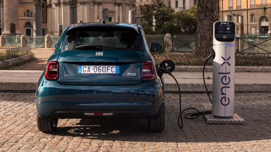 Fiat 500e a carregar vista traseira