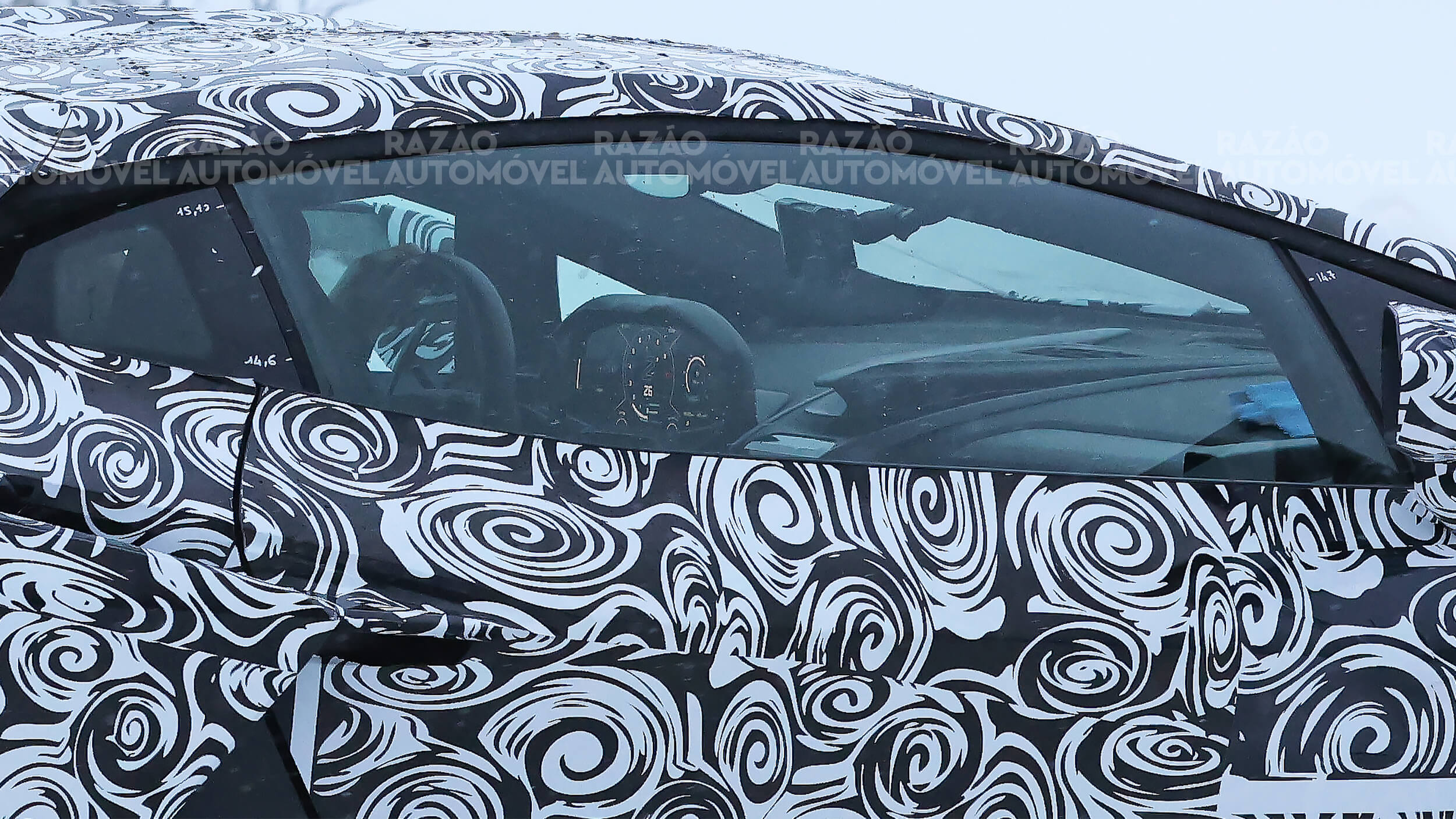 foto-espia do sucessor do Lamborghini Aventador que deixa ver parte do interior