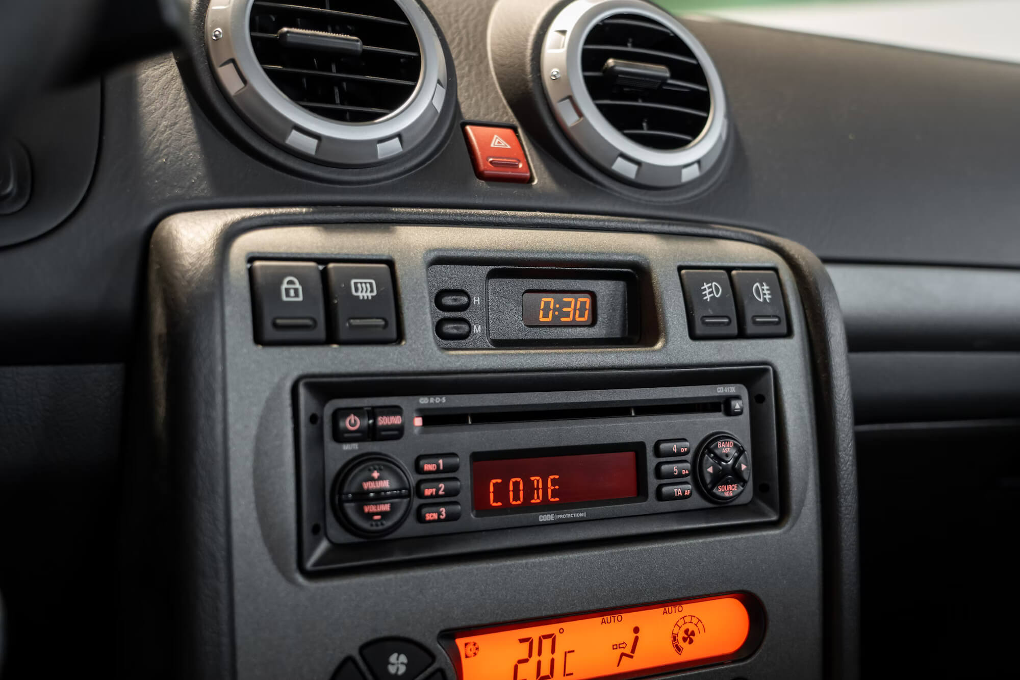 MG ZS 180 interior pormenor rádio e consola central