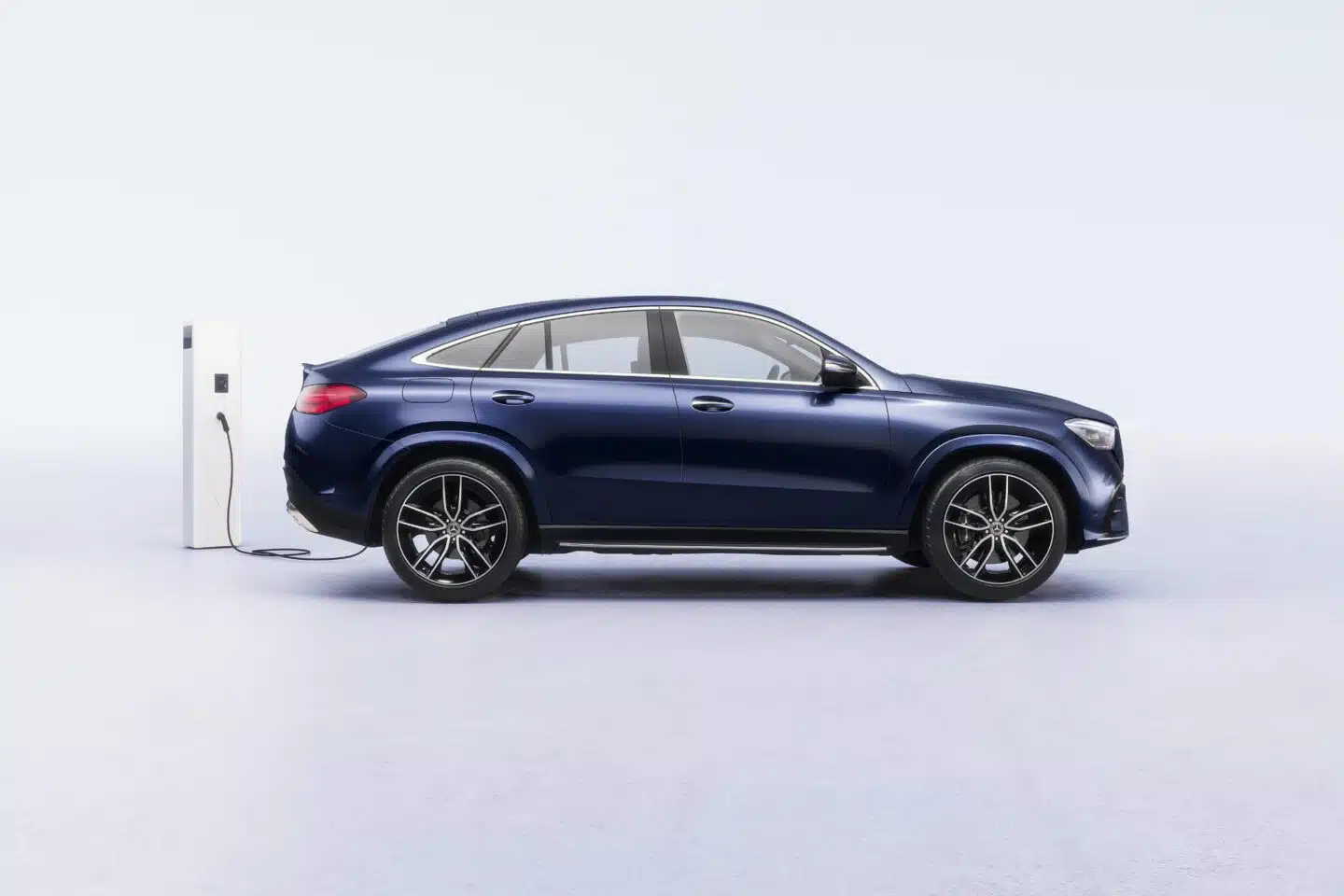 Mercedes-Benz GLE Coupé de perfil ligado a carregador