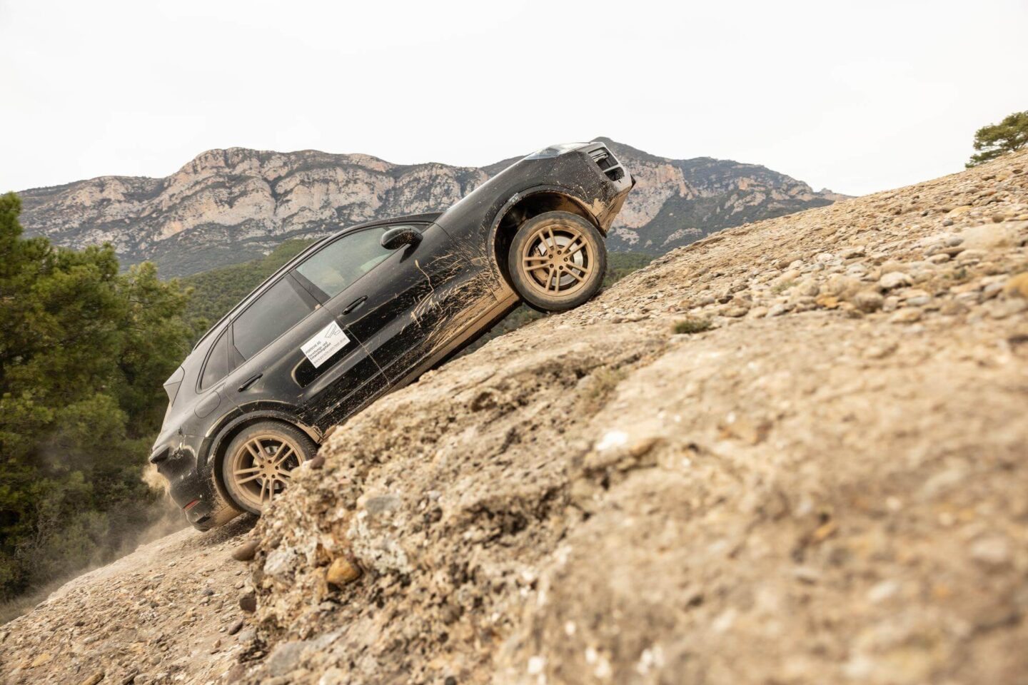 Porsche Cayenne protótipo vista lateral a subir uma pedra