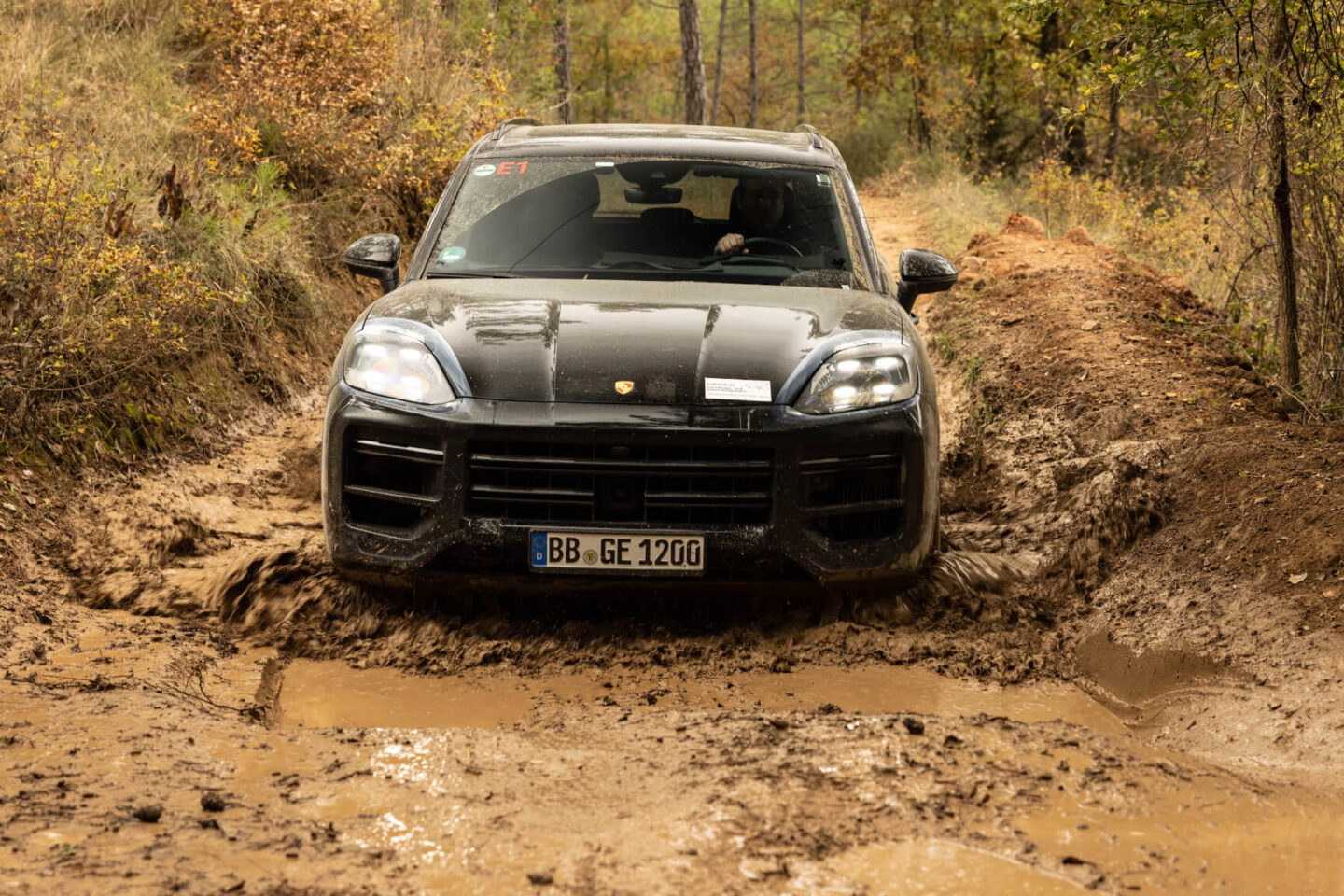 Porsche Cayenne protótipo na lama