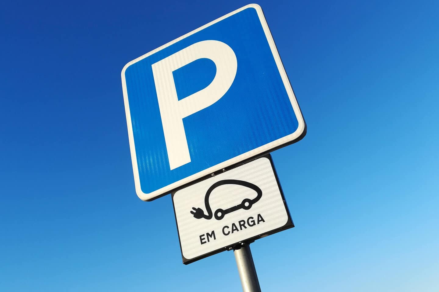 Sinal de estacionamento para carregamento de veículos elétricos