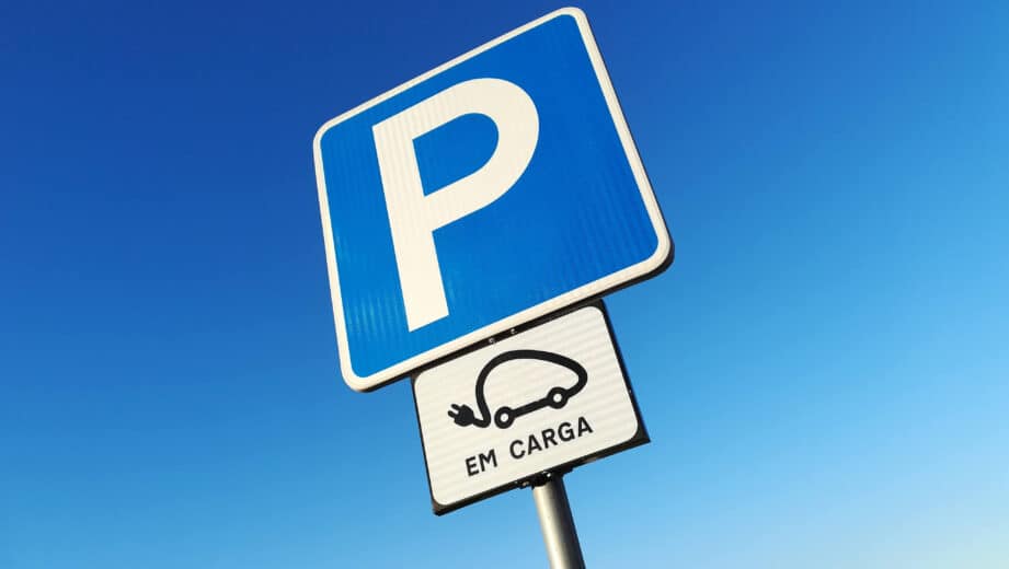 Sinal de estacionamento para carregamento de veículos elétricos