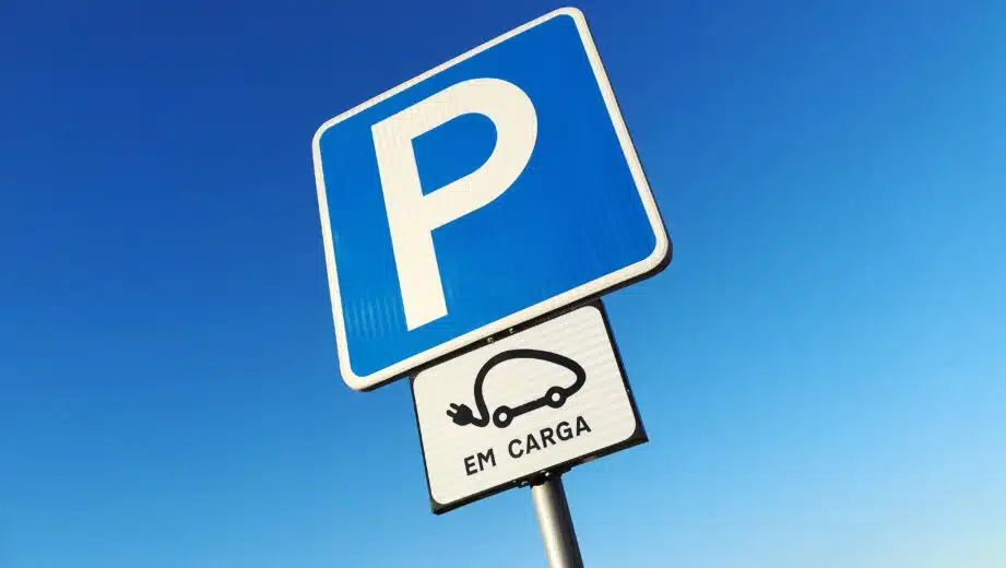 Sinal de estacionamento para carregamento de veículos elétricos