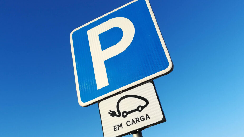 Sinal estacionamento para carregamento de carros elétricos.