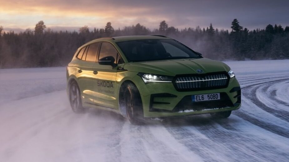 Skoda Enyaq RS iV em drift no gelo (frente)