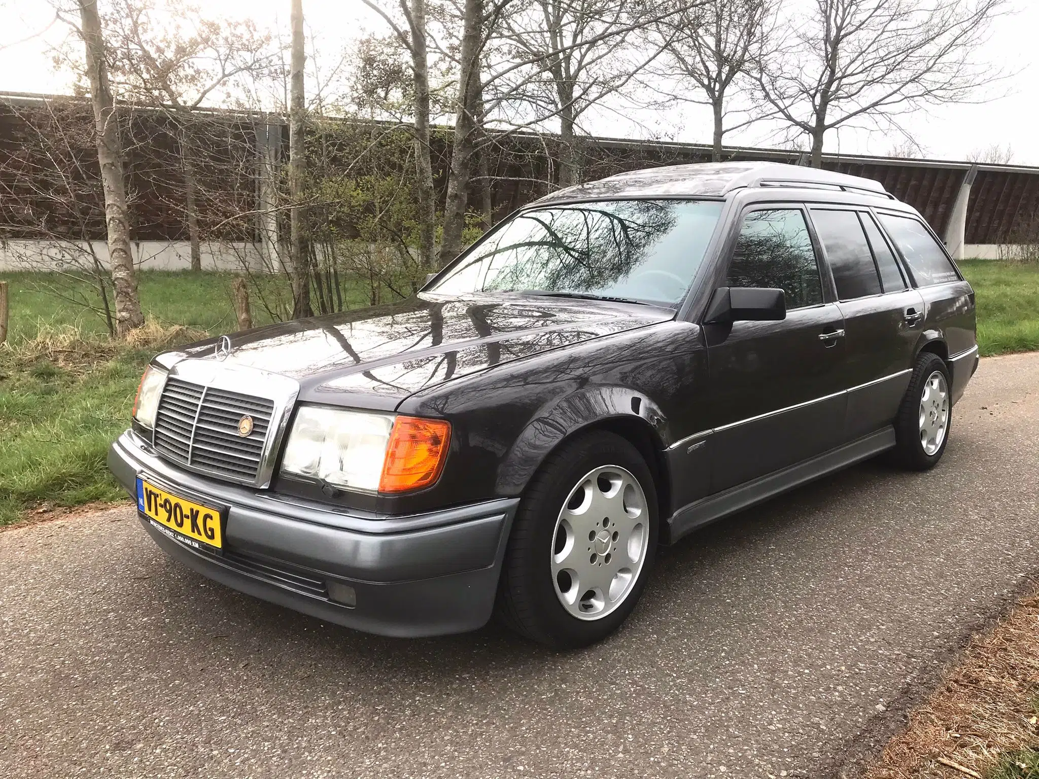 Mercedes-Benz W124 com teto sobrelevado, já restaurada