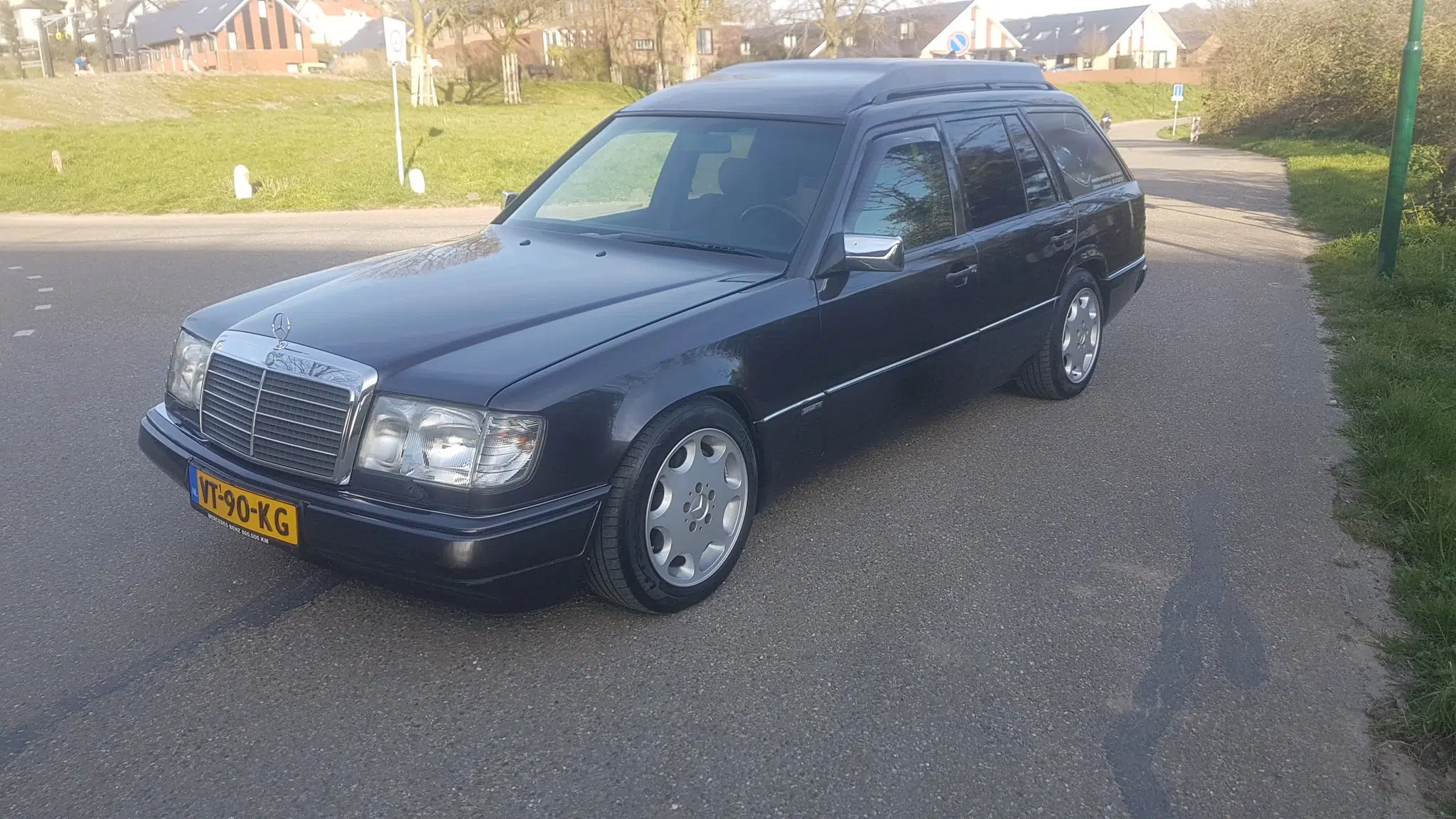 Mercedes-Benz W124 já restaurada, frente